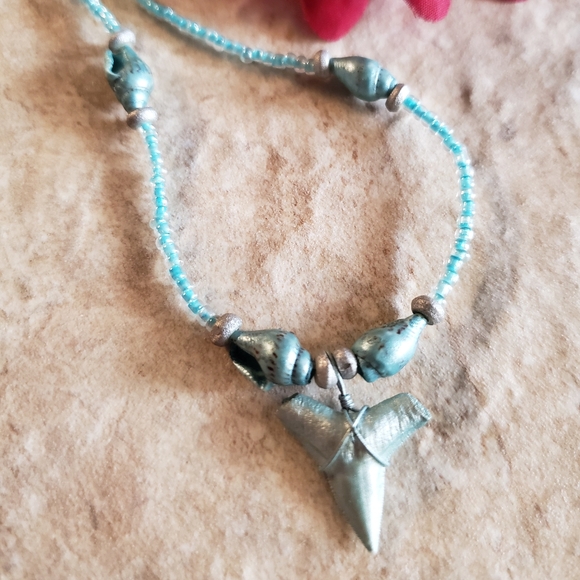 N190
Faux Shark Tooth & Shell Necklace - Picture 3 of 7